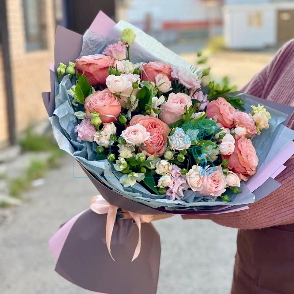 Букет цветов Легкий и воздушный Букет цветов из: Розы и Лизиантусы